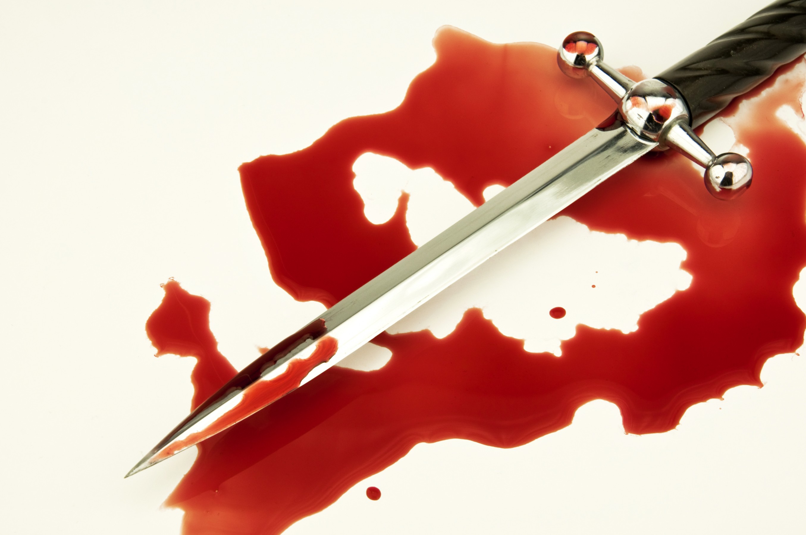 Нож в крови на столе