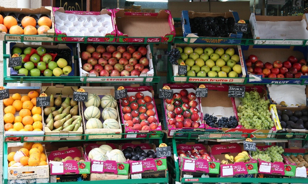 Store in France with fruit and vegetables