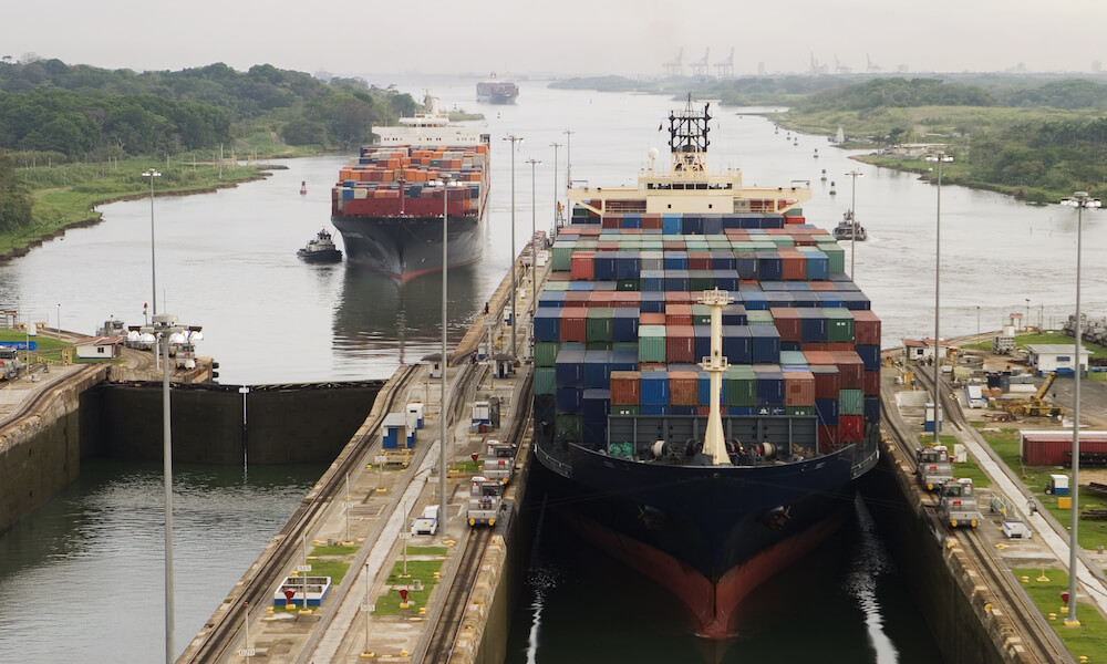 Un buque de carga lleno de contenedores entra a las esclusas del Canal de Panamá.