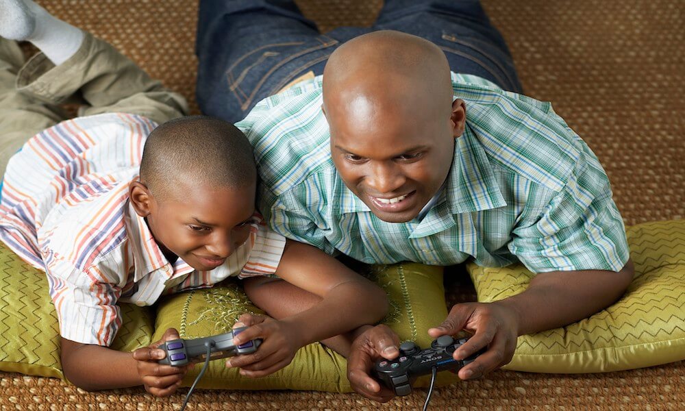 Un padre y su hijo juegan a los videojuegos