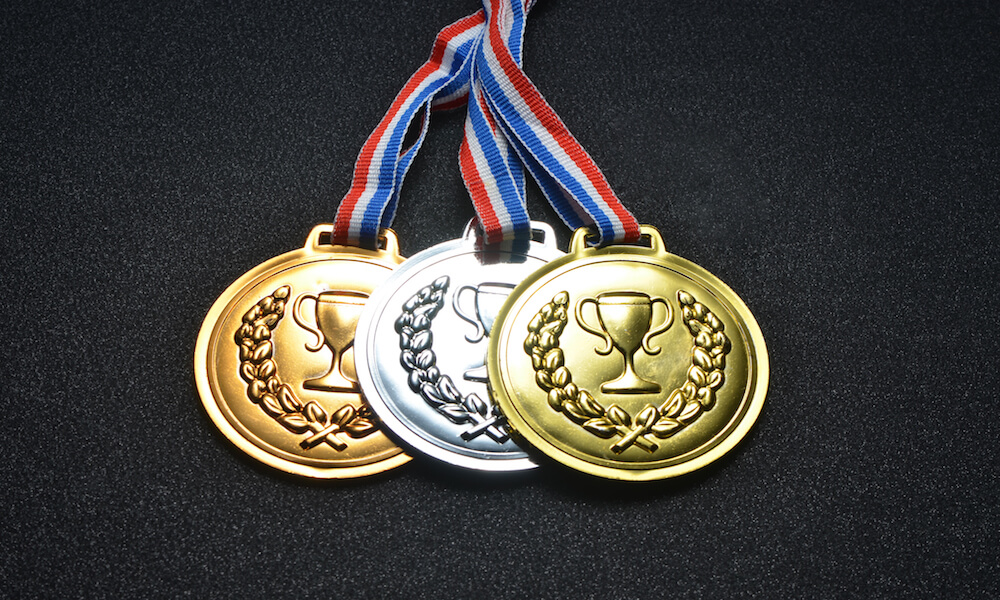 Tres medallas, de bronce, de plata y de oro