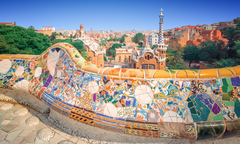 Un mosaico de colores vivos en el famoso parque Guell de Barcelona, España.