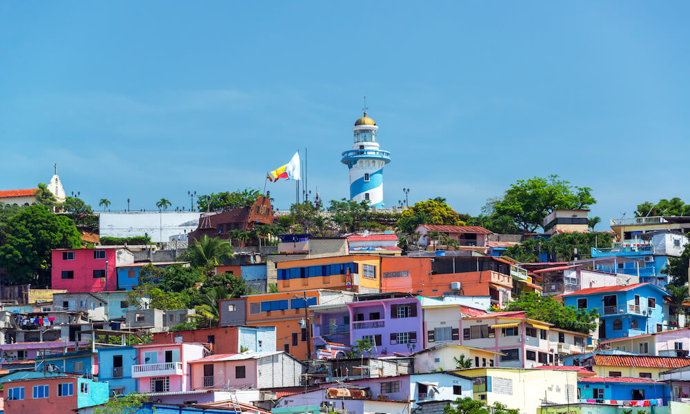 Las casas coloridas del Cerro de Santa Ana rodean el faro de Guayaquil.