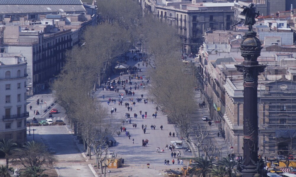La gente anda por Las Ramblas, una zona peatonal de Barcelona.