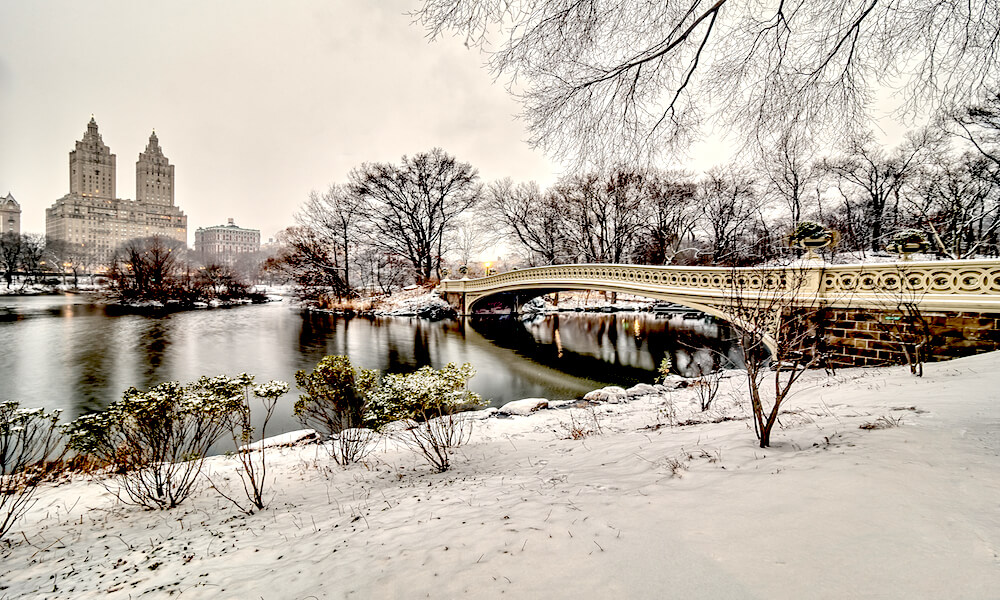 El puente Bow del parque Central de Nueva York está cubierto de nieve.