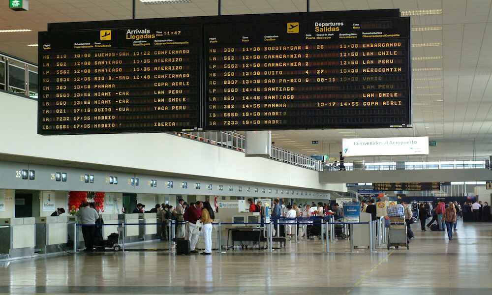 Un letrero grande anuncia las salidas y llegadas de varios vuelos
