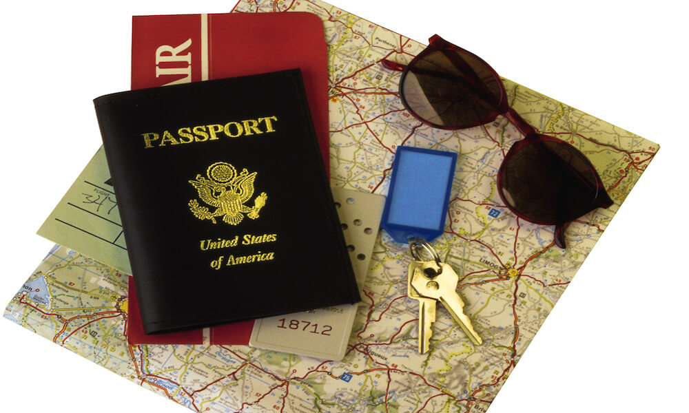 Un pasaporte, un par de gafas, un mapa, un boleto de avión