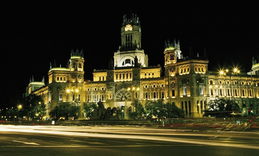 Palacio de comunicaciones at night